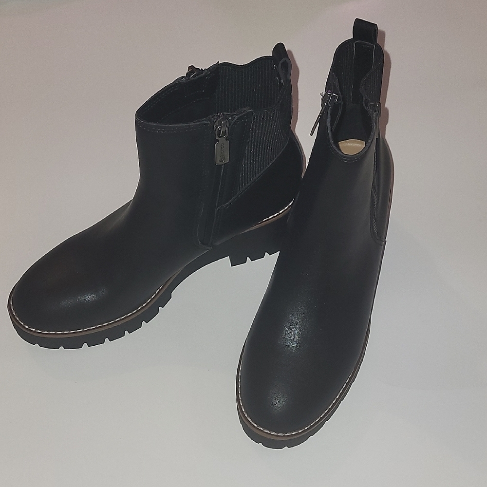 Sleek Black Ankle Boots with Side Zipper